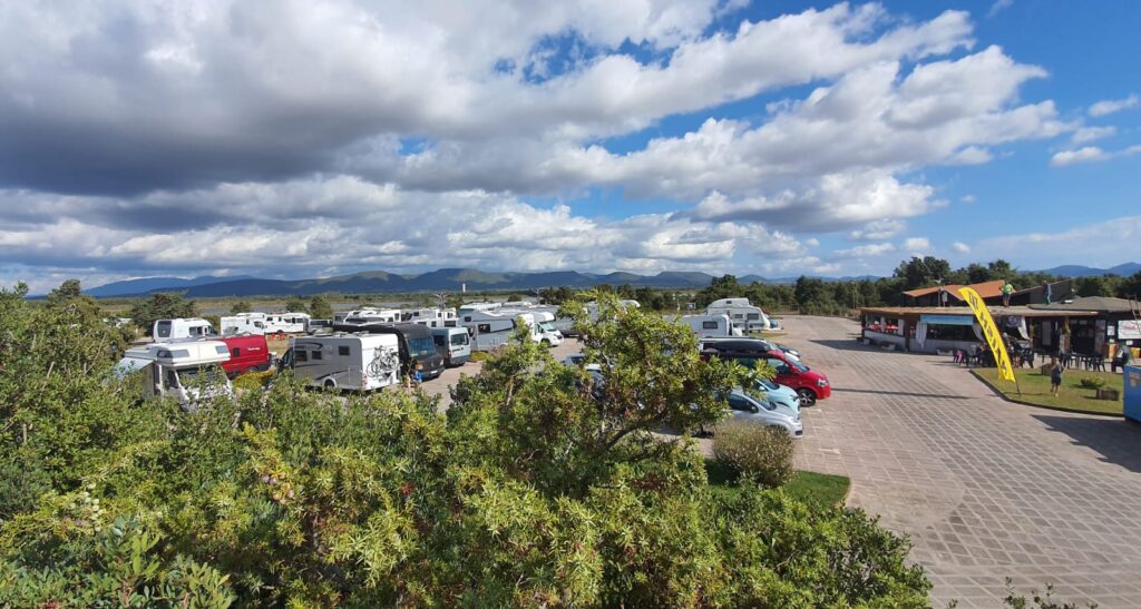 Servizi e attività presso la spiaggia di Is Solinas_ parcheggi e camper service